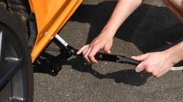 Lining up a scissor jack with a car&#039;s sill