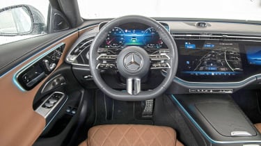 Mercedes E 300 e Estate - dash