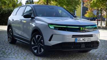 Prototype Vauxhall SUV - front 3/4 green light