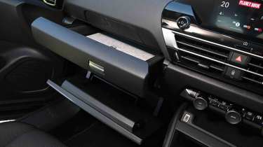 Citroen e-C4 - glove box