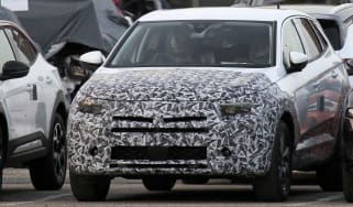 Vauxhall Grandland facelift - spyshot 1