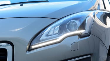 Used Peugeot 3008 - front light