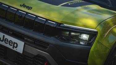 Jeep Avenger 4xe - front light