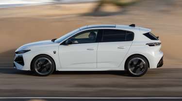 Peugeot 308 Hybrid GT Premium - side profile dynamic