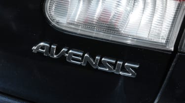 Toyota Avensis 2.0 D-4D badge