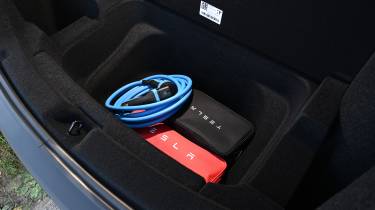 Tesla Model Y Performance 2025 - cables