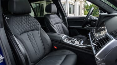 BMW X7 M60i xDrive - front seats