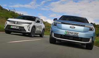 Renault Scenic and Ford Explorer - front tracking