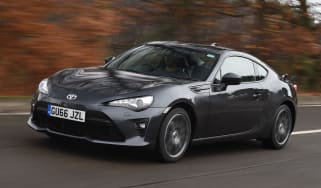 Toyota GT 86 2017 facelift - front tracking