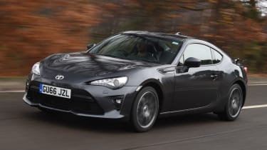 Toyota GT 86 2017 facelift - front tracking