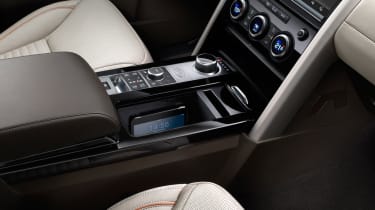 Land Rover Discovery 2017 - official centre console 3