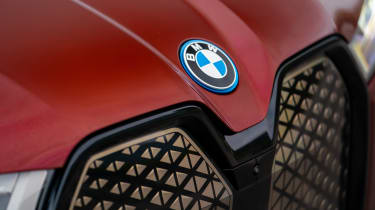 BMW iX xDrive50 - badge