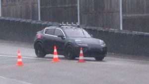 Porsche%20Macan%20EV%20spyshots-2.jpg