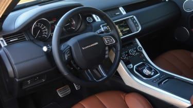 Porsche Macan vs Range Rover Evoque interior 2 (RR)