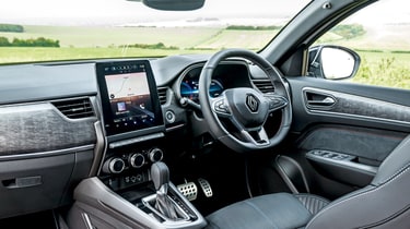 Renault Arkana dashboard side view