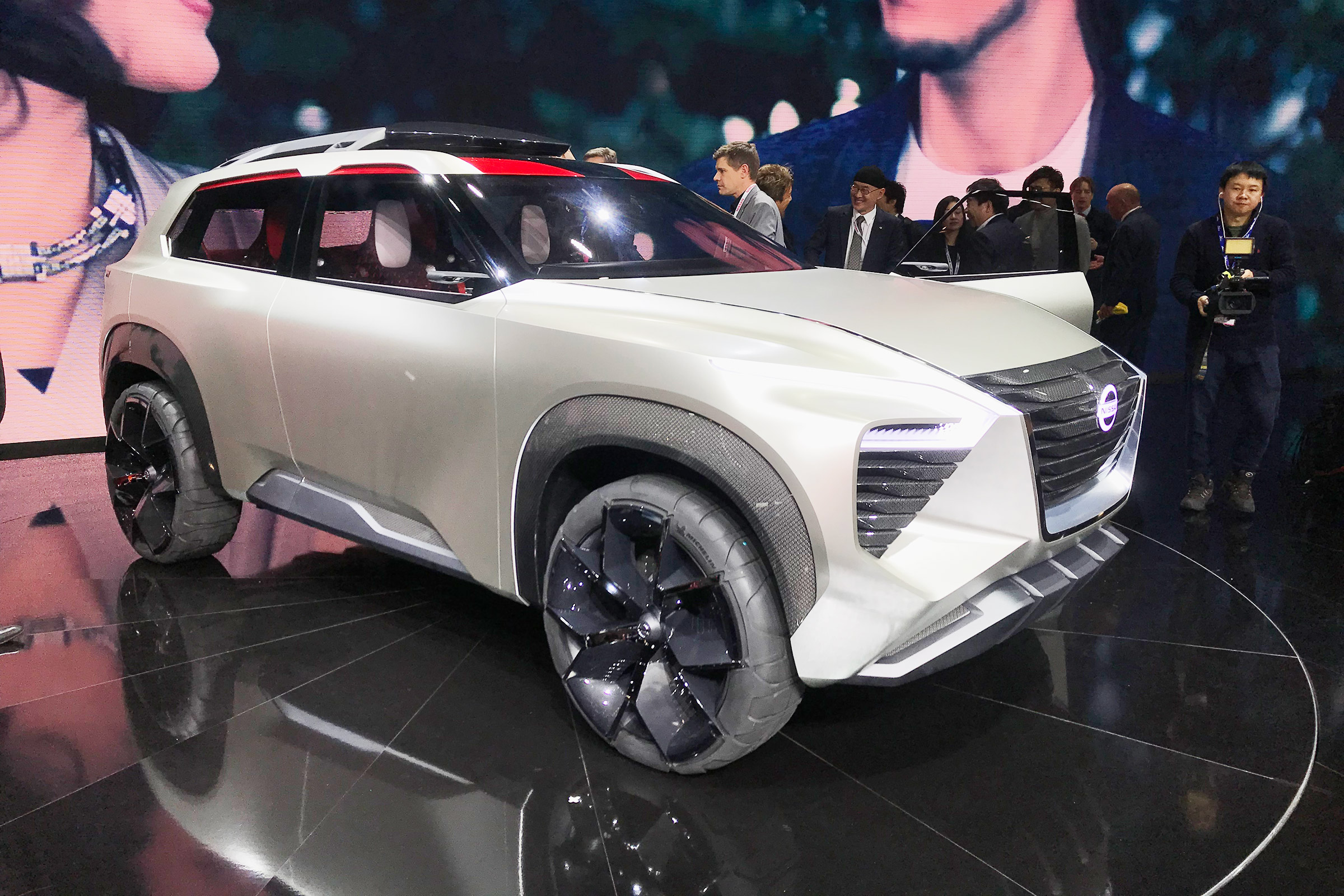 Nissan Xmotion Concept previews new design and autonomous 