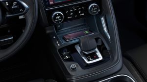Jaguar E-Pace R-Dynamic Black - transmission