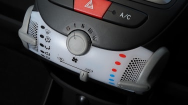 Peugeot 107 1.0 Active centre console
