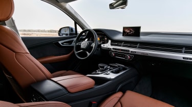Audi Q7 e-tron 2015 dash