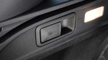 Peugeot 308 SW - fold seats button