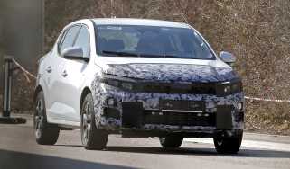 Dacia Sandero facelift spied testing - front tracking 