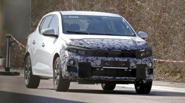 Dacia Sandero facelift spied testing - front tracking 