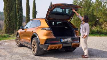 Porsche Cayenne Electric - boot