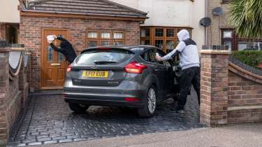 Thieves attempting to steal a Ford Focus from a driveway