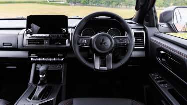 Mitsubishi L200 - cabin