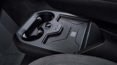  BMW iX M70 - wireless charging pad