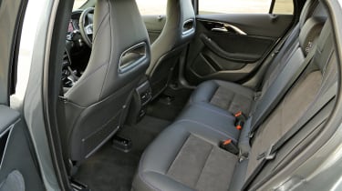 Infiniti Q30 2.2 Diesel 2016 - rear seats