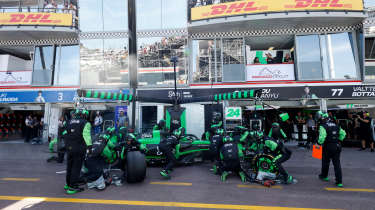 F1 pit crew