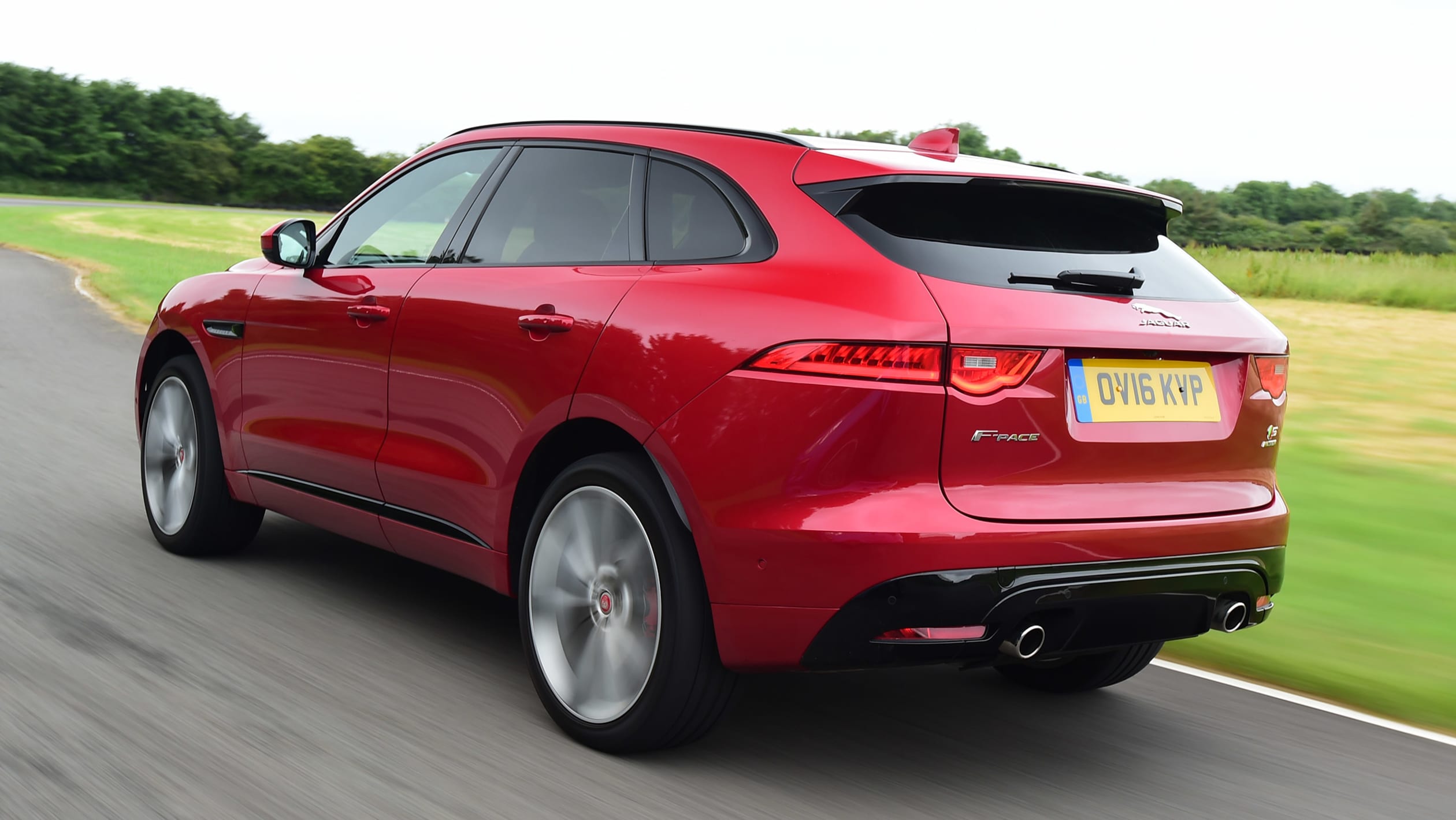 Jaguar f pace отзывы. Jaguar f-Pace 30. Jaguar f-Pace, 2016 терракотовый. Jaguar f Pace s odissey Red спереди. Ягуар машина f Pace красный с зади.