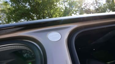 Land Rover Discovery pillar detail