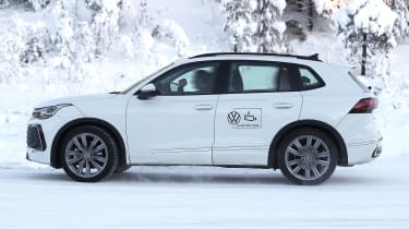 Volkswagen Tiguan (winter testing) - side