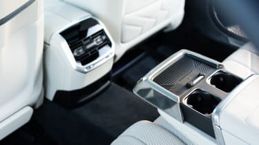 BMW i7 - rear cupholders and vents
