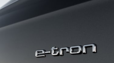 Audi Q7 e-tron 2016 - badge