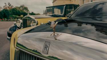 Rolls-Royce Phantom Goldfinger - golden Spirit of Ecstasy with vintage Phantom