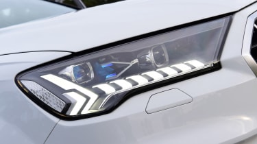 Audi Q7 - front lights