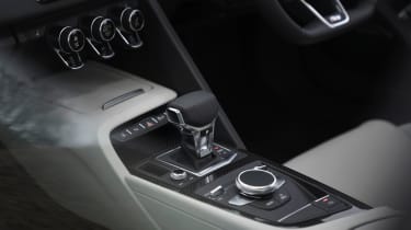 Audi R8 Performance RWD Edition - gear selector