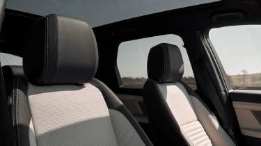 Land Rover Discovery Sport - front seats
