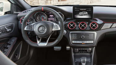 Mercedes-AMG GLA 45 - dash