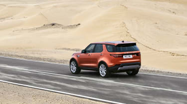 Land Rover Discovery 2017 - official road rear tracking