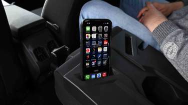 Dacia Bigster - smartphone holder, armrest