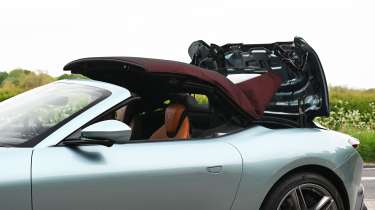 Ferrari Roma Spider - hood