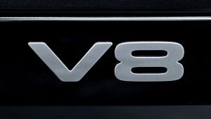 Land Rover Defender V8 - V8 badge