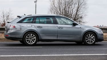 Skoda Superb Combi 2015 spyshots side