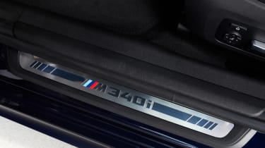 BMW M340i xDrive - sill
