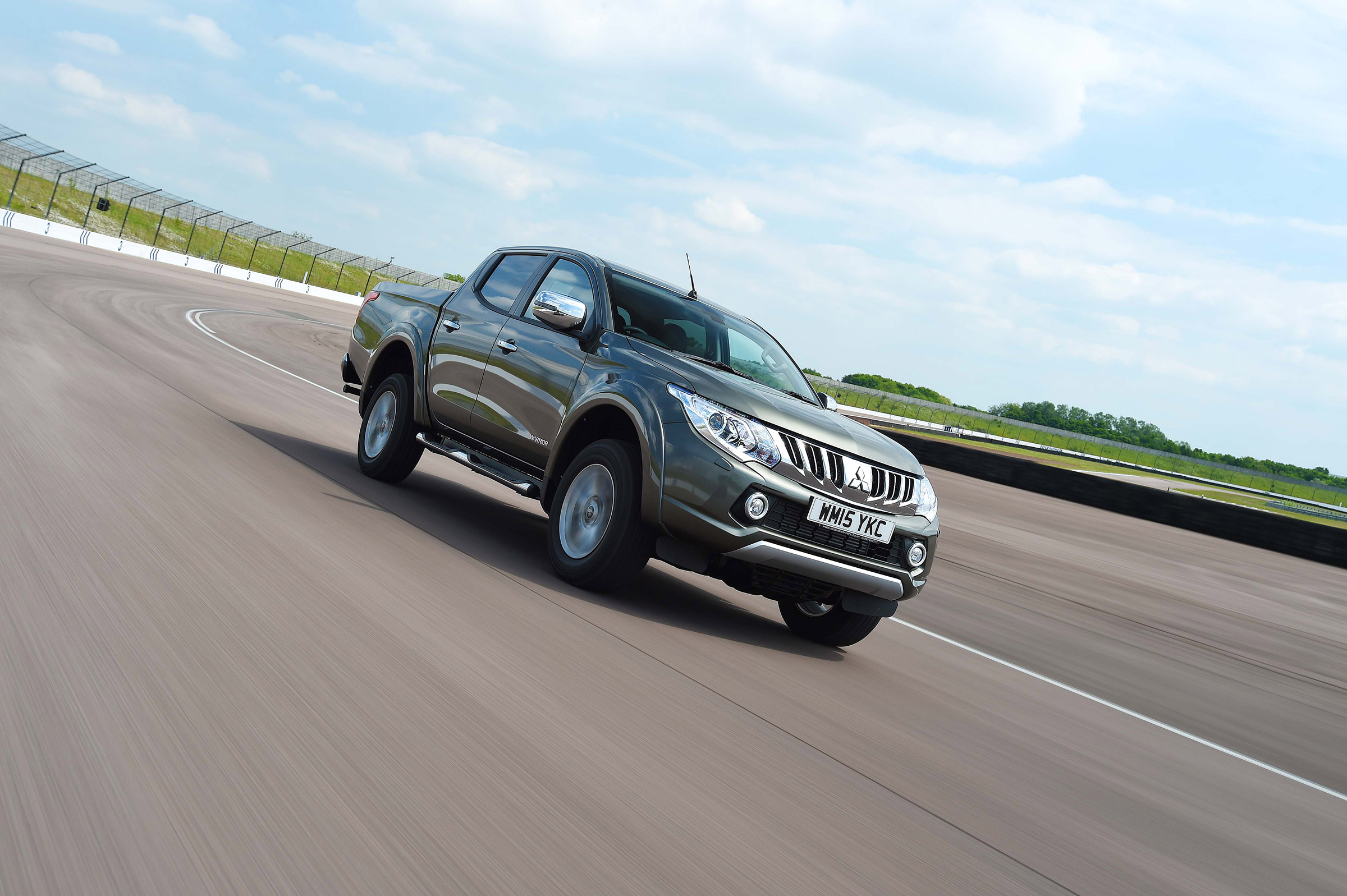 mitsubishi l200 pick truck express