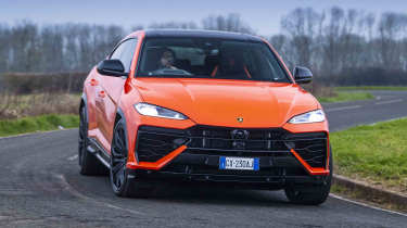 Lamborghini Urus SE - dynamic cornering shot